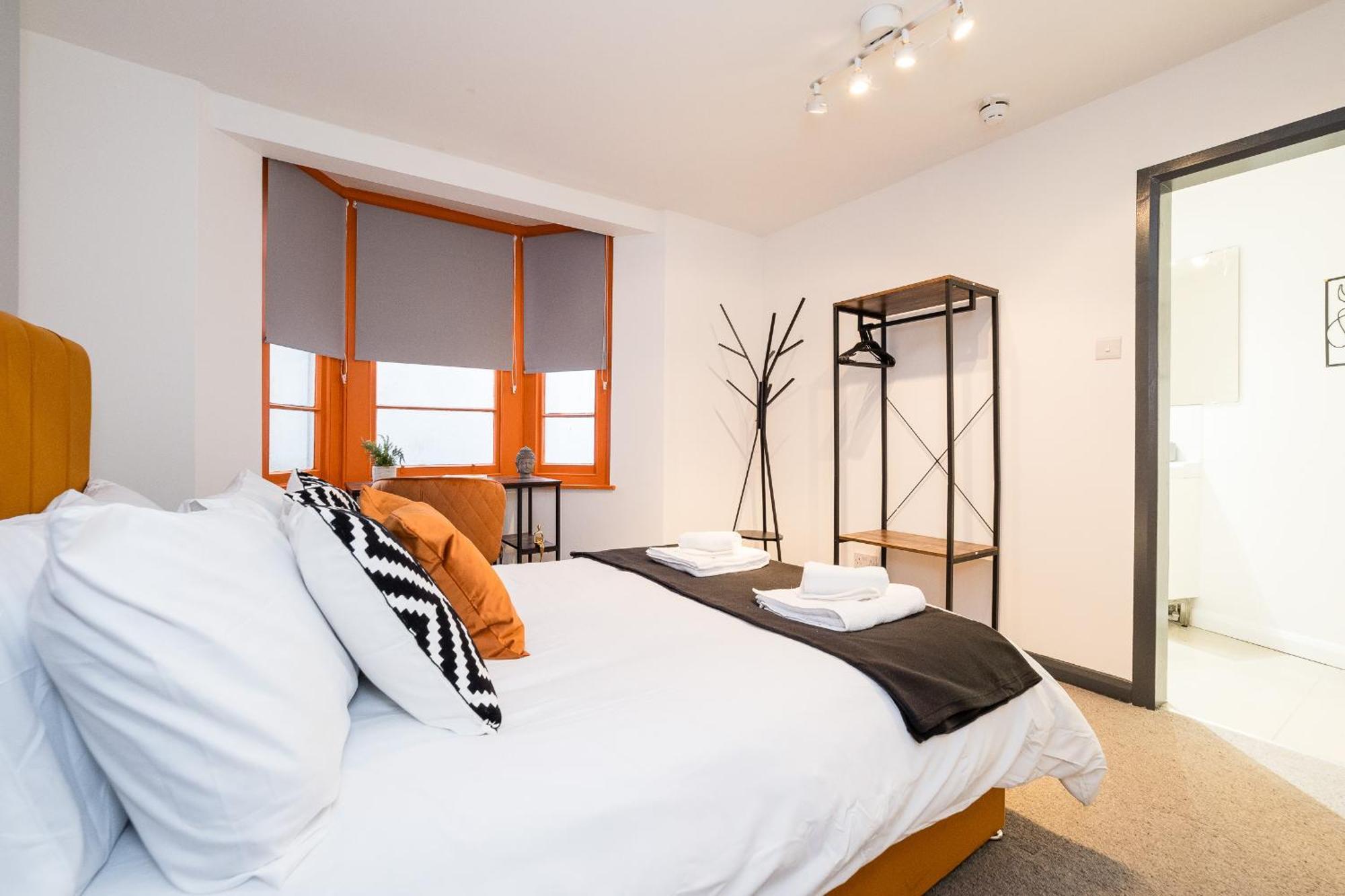 Hébergement de vacances Spacious 6 Ensuite Bedroom House In *